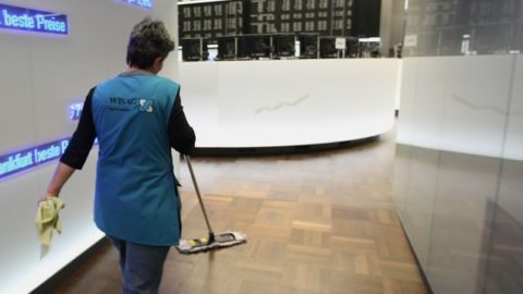 takarítónő (takarítónő)