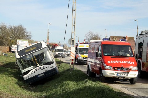 autóbusz balesete (árokba borult, )