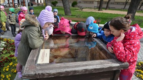 óvodások a királykút emlékháznál  (óvodások a királykút emlékháznál )