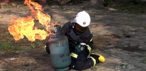 Lángoló gázpalack (tűzoltó, gázpalack, )
