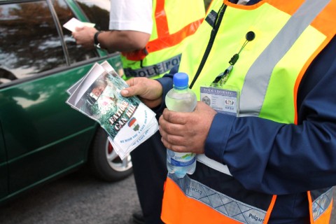 Vízet osztanak a rendőrök (vízosztás, rendőrség, polgárőrség, )