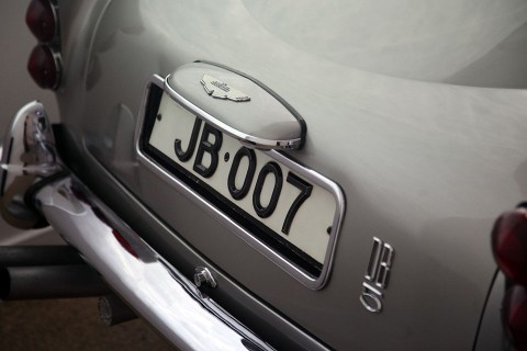 james bond (james bond)