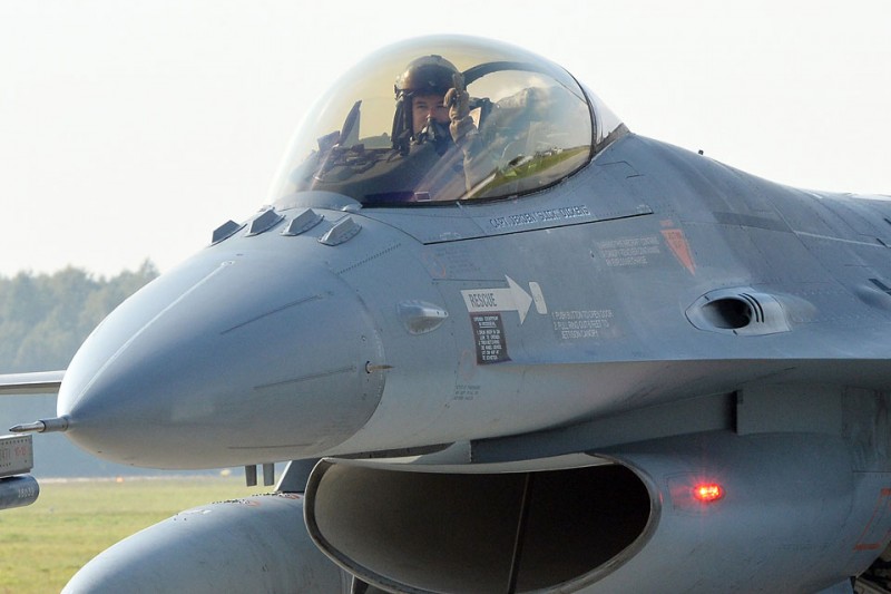 F-16 (F-16)