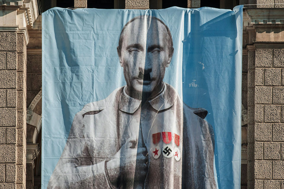 Putyin gúnyplakát (Putyin gúnyplakát, Vlagyimir Putyin orosz elnököt ábrázoló gúnyplakát, amelyet a Dekomunizace nevű civil szervezet helyezett az észak-csehországi Liberec városházára)