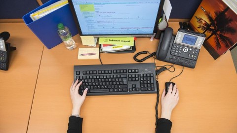 iroda(430x286).jpg (iroda, íróasztal, számítógép, telefon, kéz, billentyűzet, )