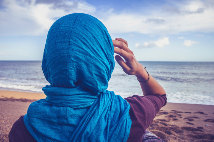 muszlim nő (nő, fejkendő, tengerpart, )
