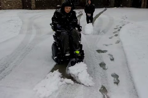 Kerekesszékből hókotró (kerekesszék, hó, )