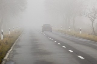 autóvezetés ködben (autóvezetés ködben, autó, köd, autópály)