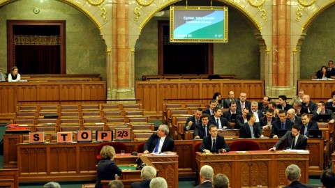 stop kétharmad (parlament, országgyűlés, tiltakozás, )