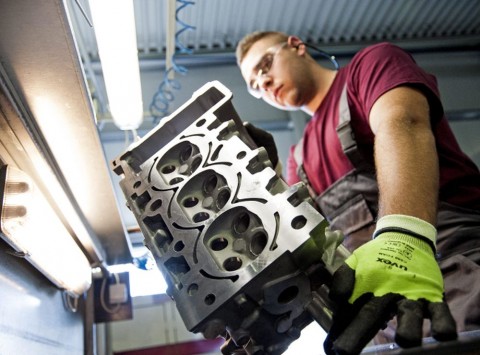 szerelo(210x140).jpg (autóipar, autógyár, gyár, munkás, szerelő, )