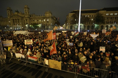 tuntetes-a-kossuth-teren(210x140).jpg (tüntetés, )