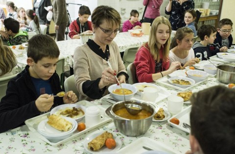 Czunyiné menzázik (czunyiné, )