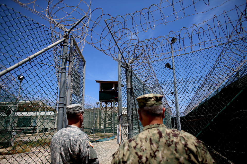 Guantanamo prison (Guantanamo prison, Bugyit húztak a rab fejére az őrök, matiné)