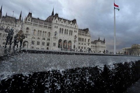 Parlament  (Parlament, medence, borús idő, víz, eső, felhős ég)