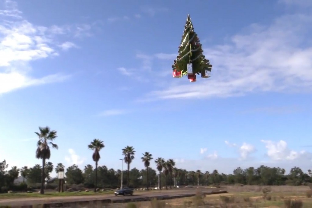 Repülő karácsonyfa (karácsonyfa, drón, )