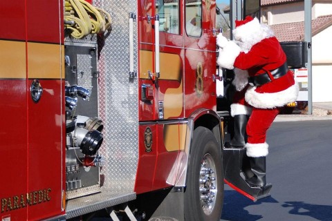 Tuzolto-telapo(960x640).jpg (tűzoltók, karácsony, télapó, )