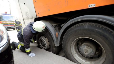 beszakadt út (beszakadt út, kukásautó, )