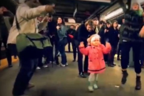 tancos-kislany(960x640).jpg (metróállomás, kislány, tánc, )