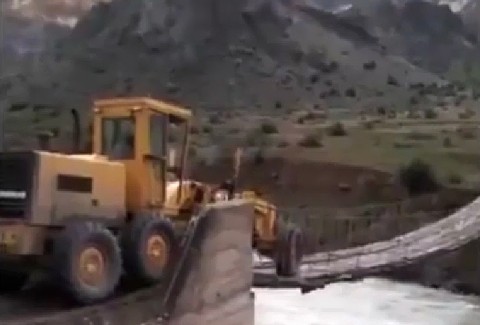 traktor függőhíd (traktorral hajtott át a függőhídon)