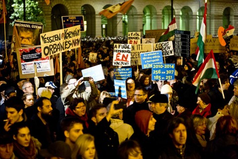 tuntetes(210x140).jpg (tüntetés)