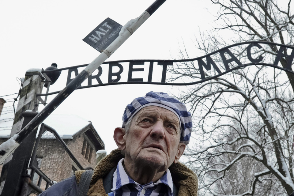 Auschwitz (Auschwitz, Igor Malitckij, a megsemmisítő tábor egyik ukrán túlélője az egykori auschwitz-birkenaui koncentrációs tábor főkapuja alatt)