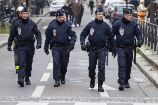 Charlie-Hebdo-fegyveres-tamadas(e93c0aa4-eb19-418f-b343-c0ca125518eb)(210x140).jpg (Charlie Hebdo fegyveres támadás, rendőrök)