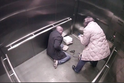 Darryl-Jouett-(960x640).jpg (lift, rendőr, pisztoly, )