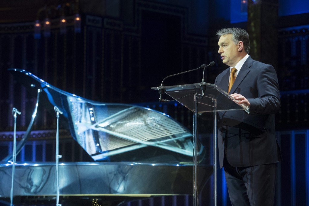 Orbán a zongoránál (orbán viktor, )