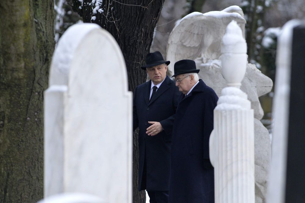 Orbán fekete kalapban (orbán viktor, )