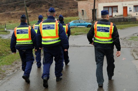 Rendorok(210x140).jpg (rendőrök, rendőrség, )