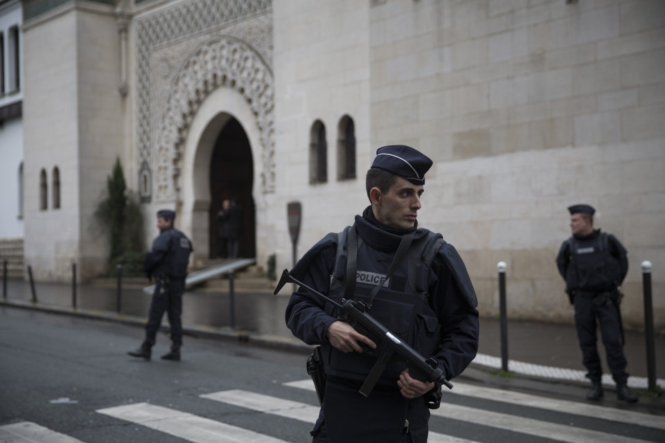 Rendőrök a párizsi Nagymecsetnél (párizs, nagymecset, rendőr)