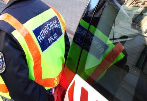 Rendorseg(210x140).jpg (rendőrségi autó, rendőrautó, rendőr, )