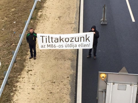 Tiltakozás az M86-oson (útdíj, útdíj matrica, )
