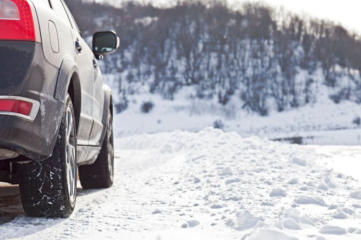 autó télen (tél, hó, autó, erdő)
