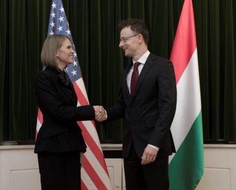 bell és szijjártó (colleen bell, szijjártó péter, )