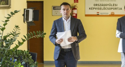 rogán a pékes egyeztetésen (rogán antal, )