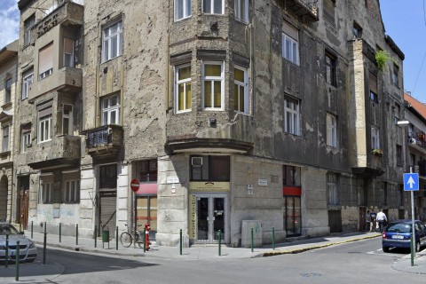 sarokház (sarokház)