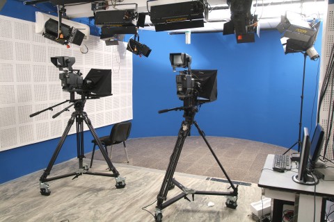 tévéstúdió (tévéstúdió)