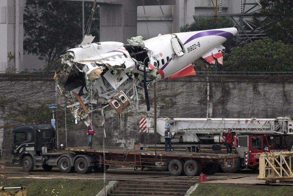 Kiemelik a tajvani gép farokrészét (lezuhant tajvani gép, tajvani repülő, tajvani gép, )
