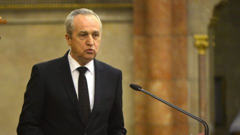 Kontrát Károly - Parlamentben (kontrát károly)