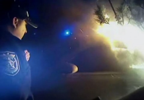 Lángoló autó (autó, mentés, rendőr, )