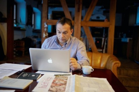 Orbán és a Macbook (orbán viktor)