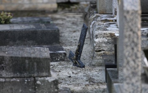 Sírgyalázás Farnciaországban (sírgyalázás, )