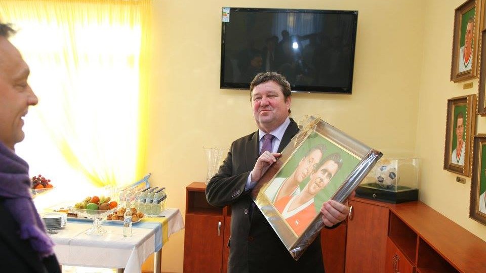 Tállai Orbán portréjával (orbán viktor, tállai andrás, puskás ferenc labdarúgó akadámia, )