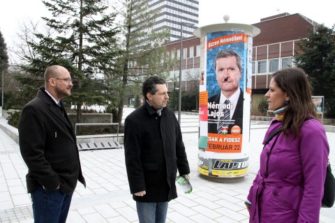 Veszprém választás (Vszeprém választás, Gerstmár Ferenc, a Lehet Más a Politika (LMP) jelöltje (b) Schiffer András és Szél Bernadett, az LMP társelnökeivel beszélget miután leadta szavazatát)