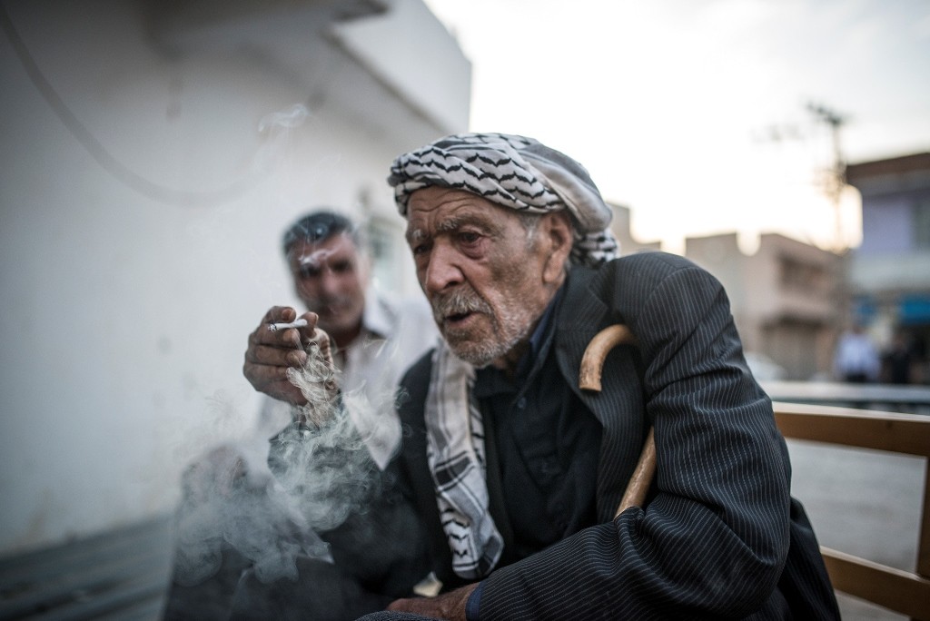 dohányzó muszlim férfi (cigaretta, dohányzás, szíria, )