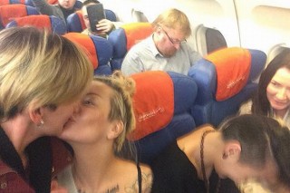 homofób képviselő előtt csókolóztak (csók, )