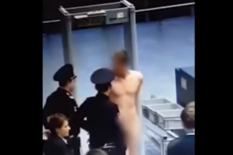 meztelen-ferfi-a-repteren(960x640).jpg (meztelen, repülőtér, )