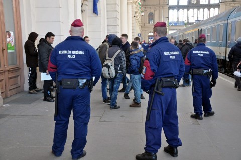 migránsok a keletinél (keleti pályaudvar, migránsok, határsértők, )