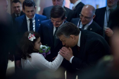 orbán kézcsók (orbán, kézcsók)